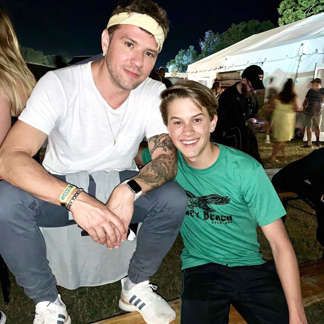 Ryan Phillippe, Look-Alike Son Have the Best Time at Music Festival - E